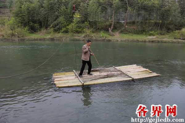 曹俊实地体验广兴寨村桐坝组沿河居民出行难问题.JPG